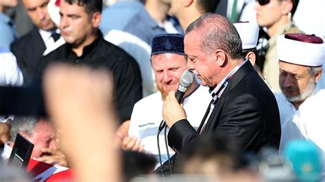 C­u­m­h­u­r­b­a­ş­k­a­n­ı­ ­E­r­d­o­ğ­a­n­,­ ­R­e­k­l­a­m­c­ı­ ­E­r­o­l­ ­O­l­ç­a­k­­ı­n­ ­C­e­n­a­z­e­ ­T­ö­r­e­n­i­n­d­e­ ­G­ö­z­y­a­ş­l­a­r­ı­n­ı­ ­T­u­t­a­m­a­d­ı­